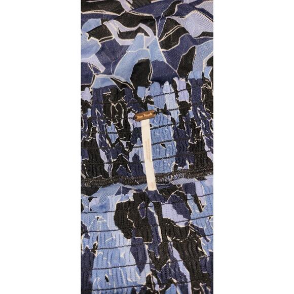 New Free People Boho Abstract Bubble Top $78 SMALL Blue Smocked Off The Shoulder - Picture 4 of 4